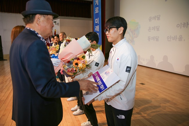 강원철원-(주)그래미, 항저우 아시아게임 메달리스트 포상금 전달